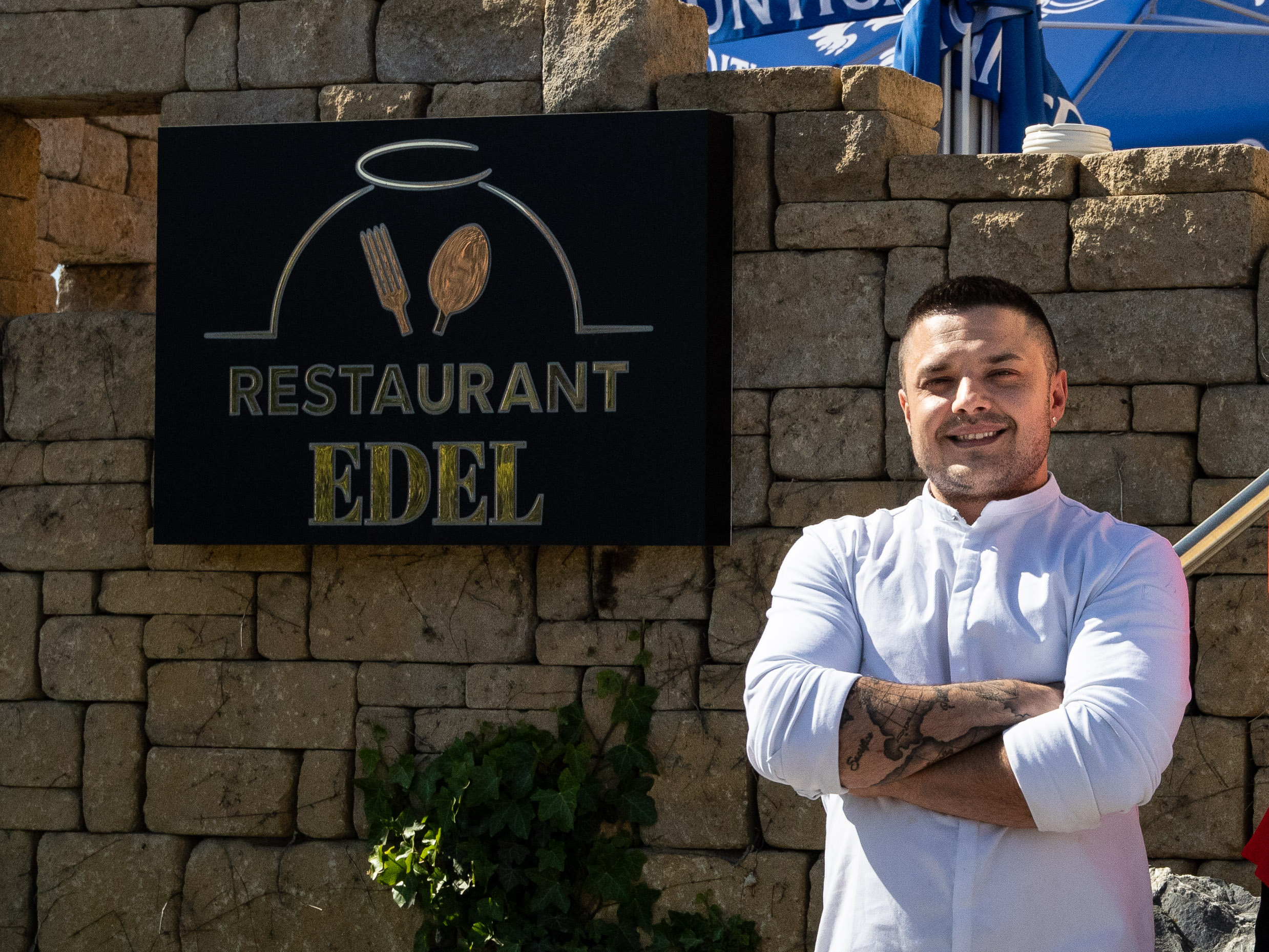 Küchenchef Angelo Nicola vor dem Restaurant Edel